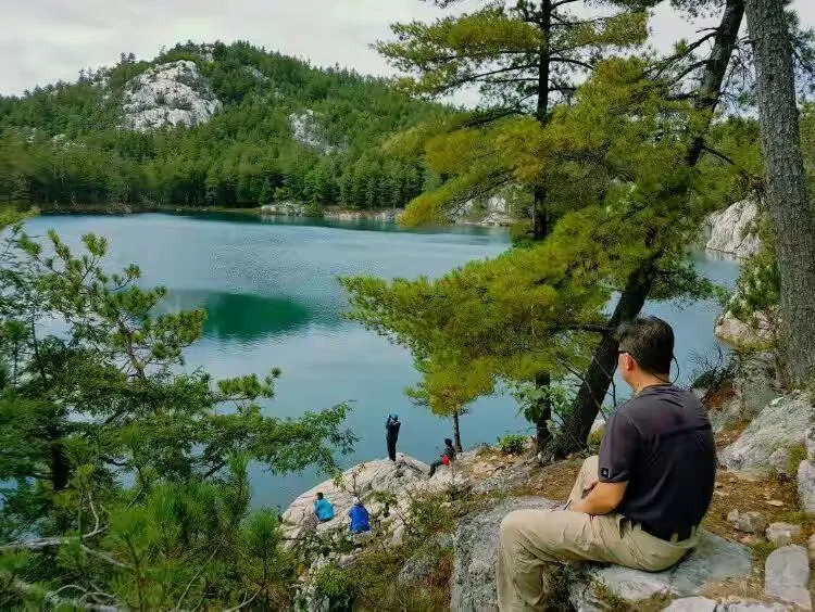 H7营地进去的一个小湖--和朋友们Killarney 徒步五日环线上