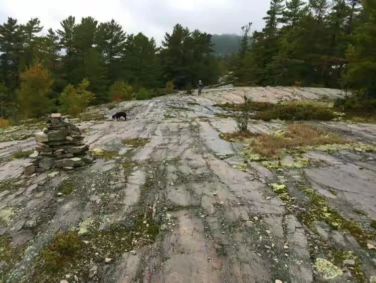 Killarney 徒步五日环线上标志：因努伊特石堆