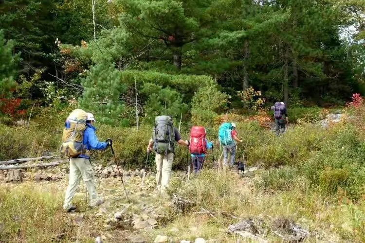 和朋友们在Killarney 徒步基拉尼省立公园背包徒步的路上