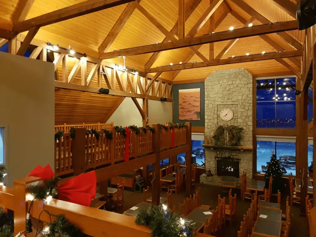 加拿大洛基山滑雪 - 踢马山滑雪场的CHALET DAY LODGE