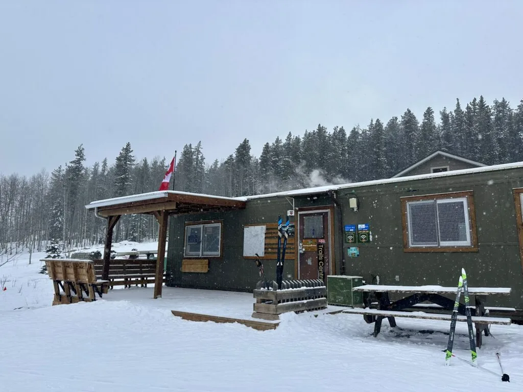 West Bragg Creek 越野滑雪场的木屋 WARMING HUT