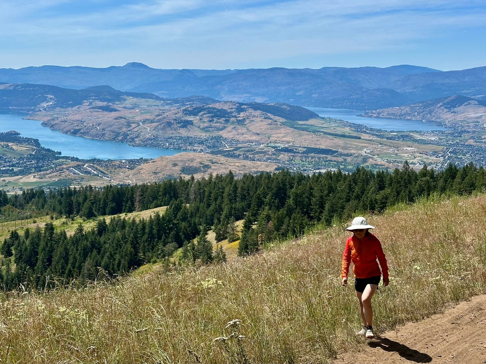 Becker Lake 徒步的山顶看两湖