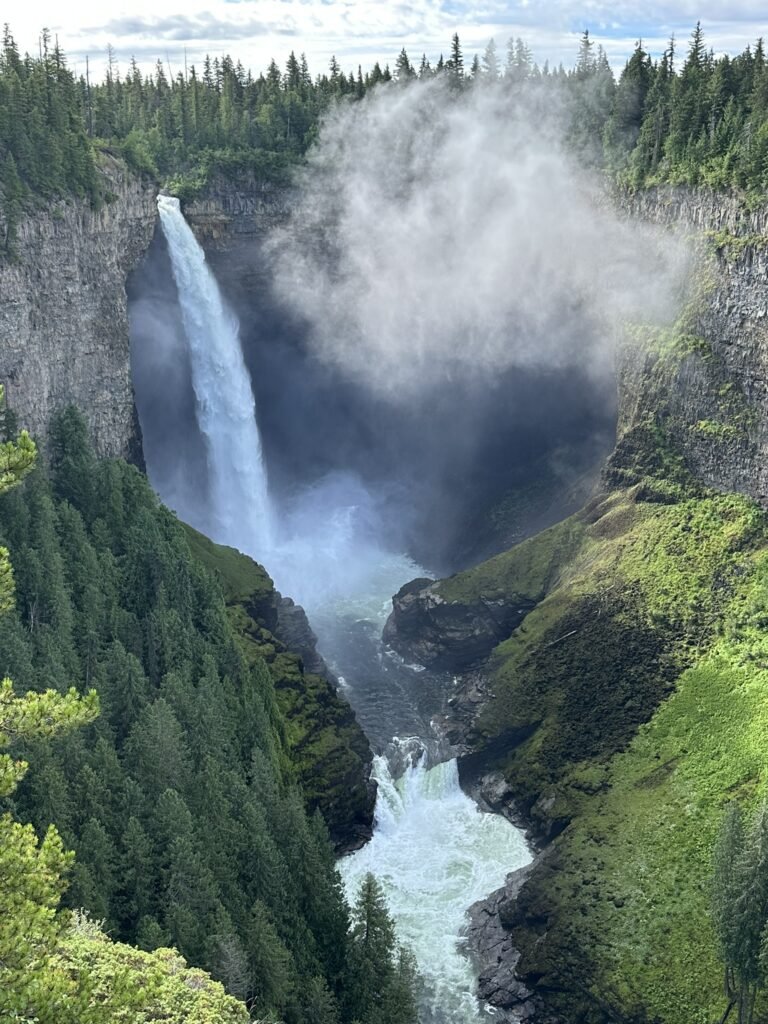 Wells Gray 公园 - Spahats Falls