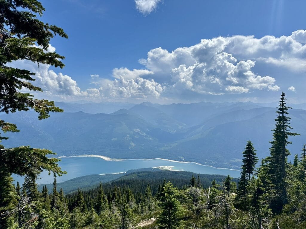登山路上俯瞰Arrow Lake