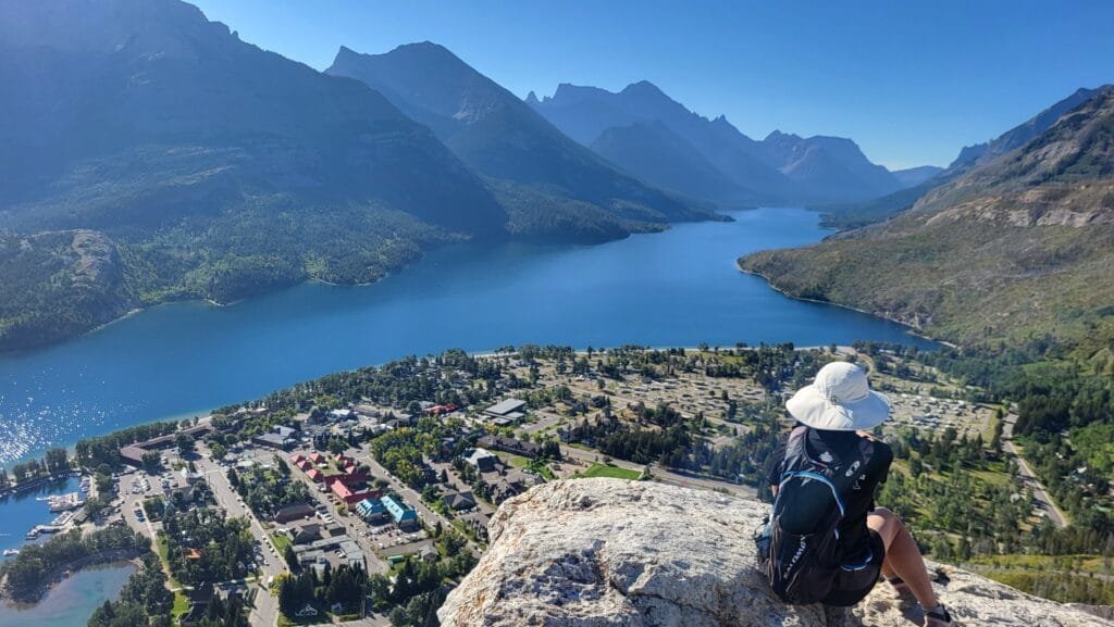从 Bear's Hump 徒步道俯瞰 Upper Waterton Lake