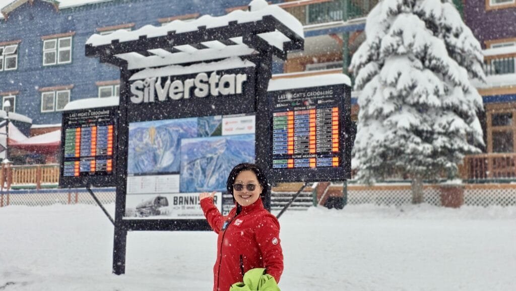 越野滑雪穿戴 - Me working安省啊Mountain Host at Silverstar