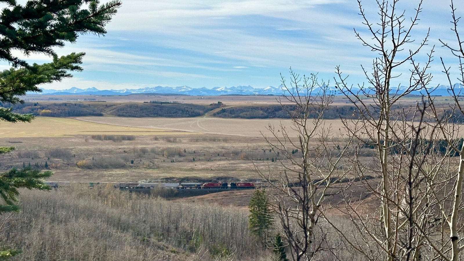火车穿过Glenbow Ranch省立公园